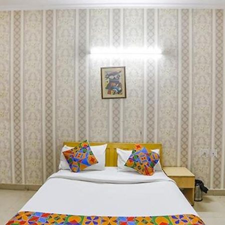 Fabexpress Ap International Hotel Ноида Екстериор снимка