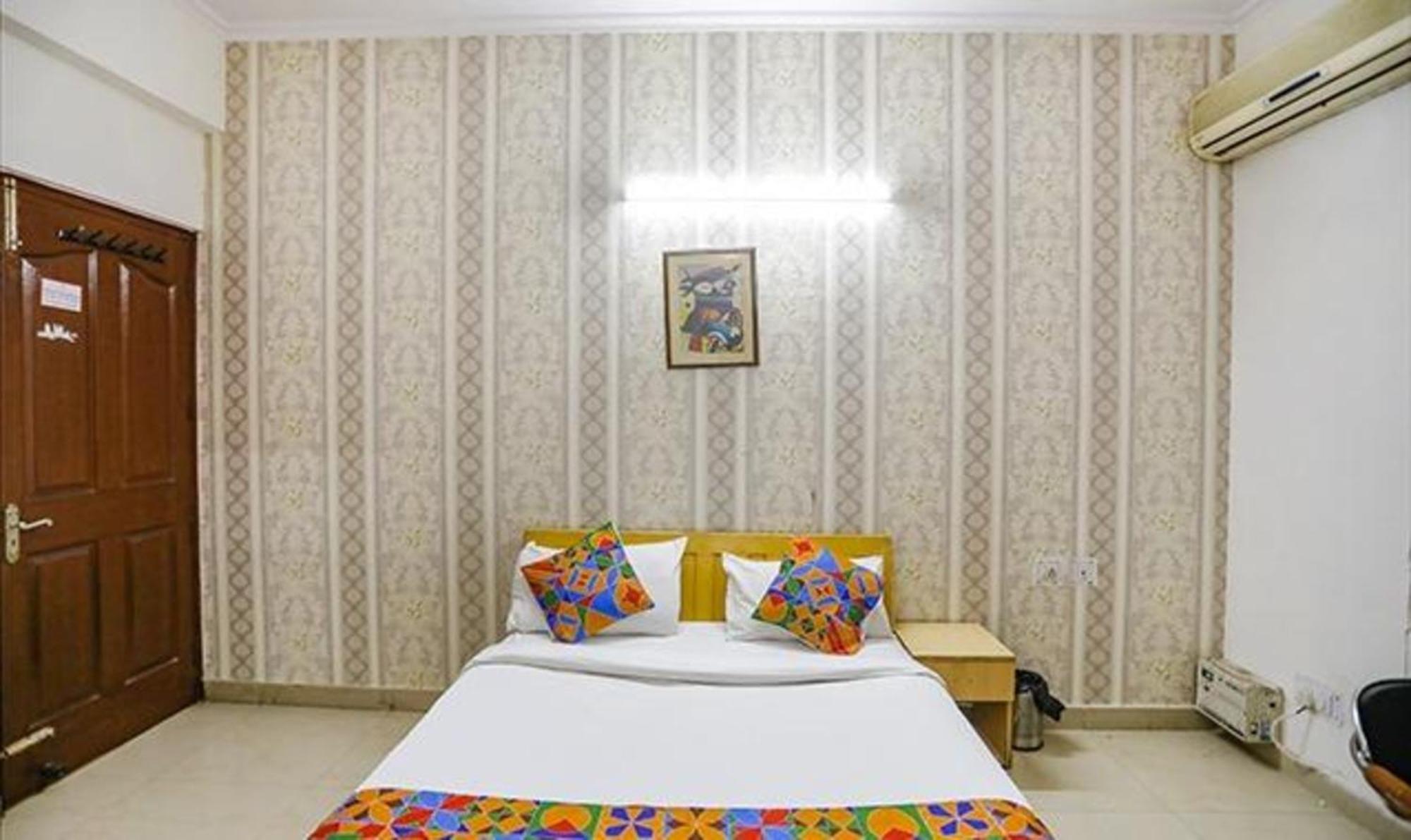 Fabexpress Ap International Hotel Ноида Екстериор снимка