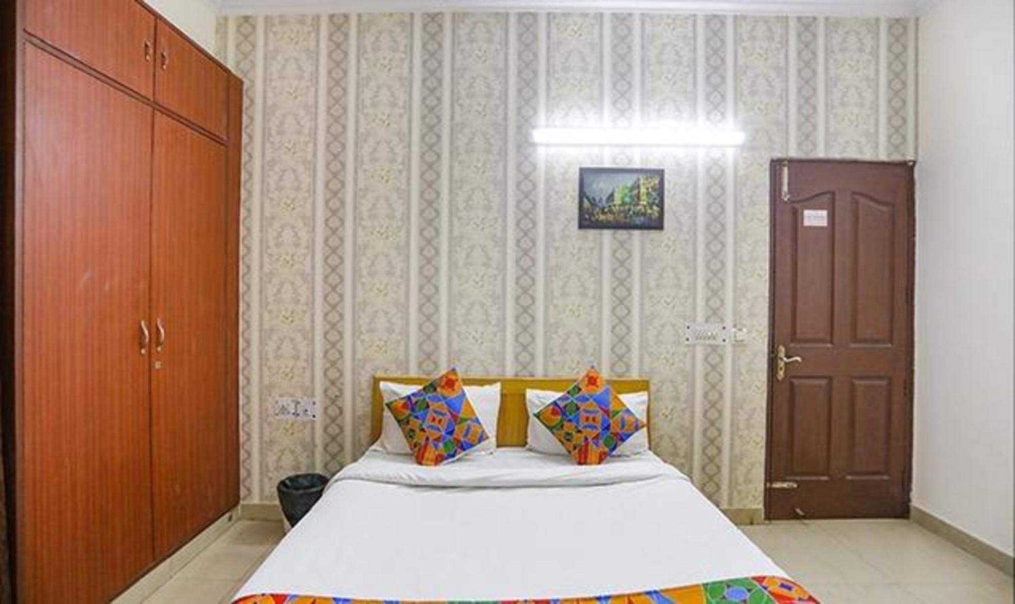 Fabexpress Ap International Hotel Ноида Екстериор снимка